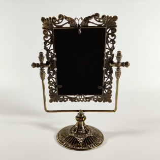 Винтажное зеркало настольное из олова со стразами 19*23 см