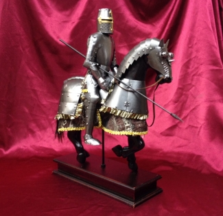 Фигура рыцаря на коне с копьем