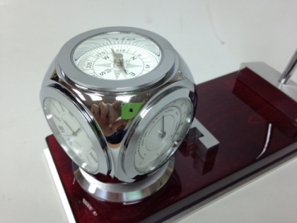 Часы ручка термометр и гигрометр на стол руководителя