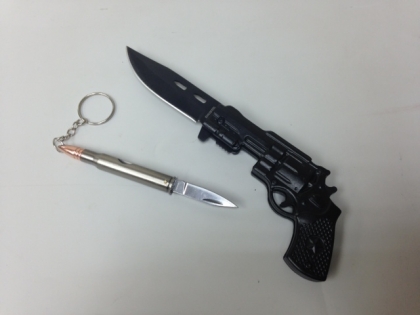 Подарочный набор ножей в виде патрона и пистолета