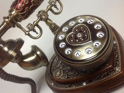 Телефон в стиле ретро в виде сердца со стразами