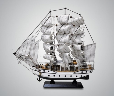 Модель трехмачтового парусника с белыми парусами