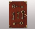 Ключница настенная с ключами на дверце